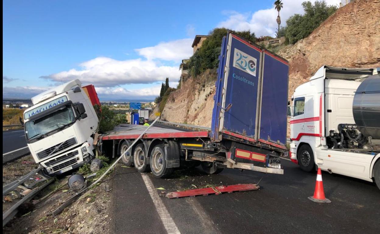 Accidente en Granada Un camión pierde su carga, deja un herido y genera retenciones en la A92